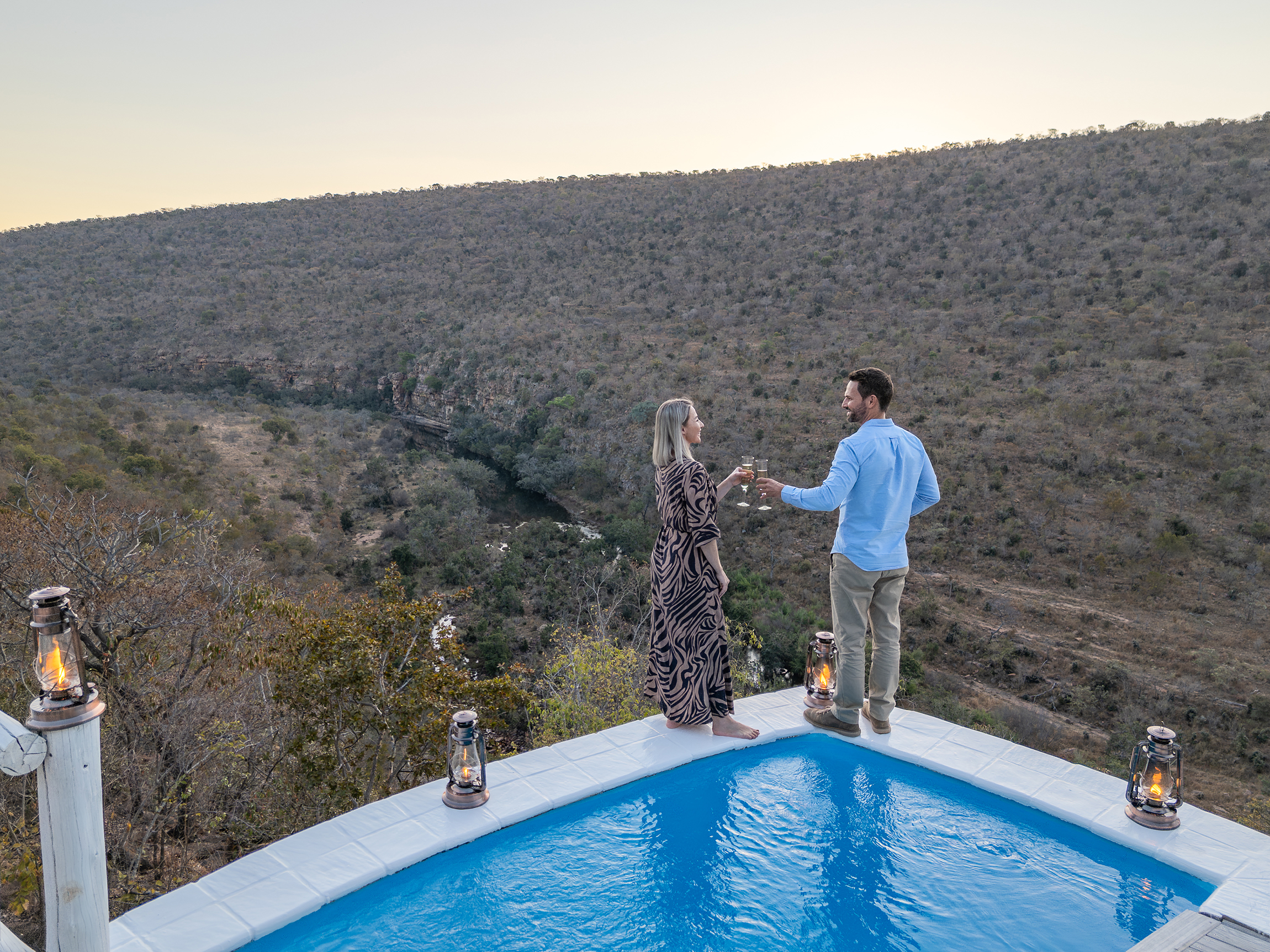 Clifftop Exclusive Safari Hideaway couple with sundowners at pool